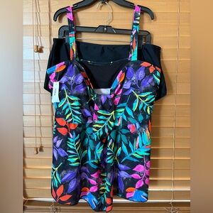Tropical Leaf Print NWT Women's 2 Pieces Swimsuit/ Removable bra pads. Size 24W